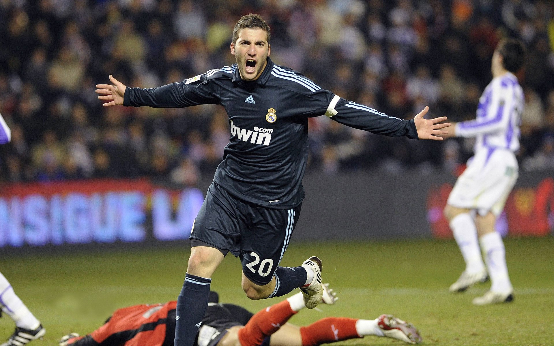 欧洲杯神奇逆转：战术调整让人难以置信的戏剧，70秒还原欧洲杯惊魂瞬间